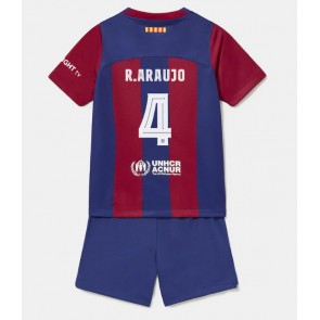 Barcelona Ronald Araujo #4 Replika Babytøj Hjemmebanesæt Børn 2023-24 Kortærmet (+ Korte bukser)